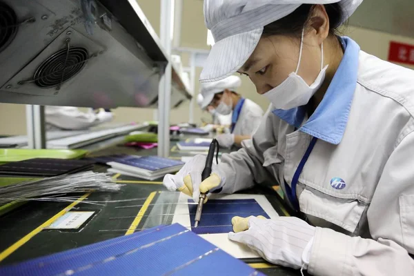 Trabajadoras Chinas Sueldan Células Fotovoltaicas Para Paneles Solares Que Exportarán — Foto de Stock
