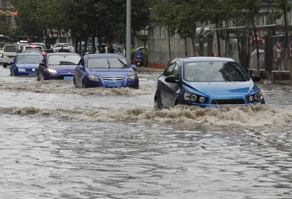 Veículos Táxis Viajam Uma Rua Submersa Durante Uma Enchente Kunming — Fotografia de Stock