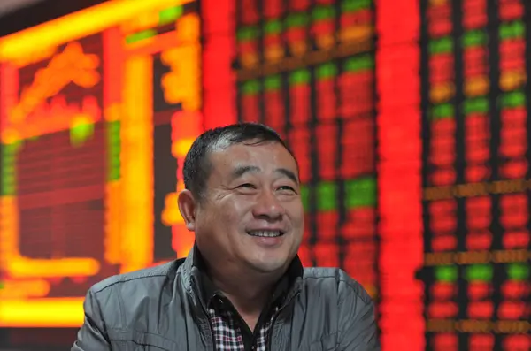 Китайський Інвесторів Посміхається Перед Екраном Відображення Фондового Індекси Ціни Акцій — стокове фото