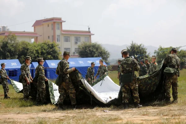 Penyelamat China Mendirikan Tenda Untuk Warga Desa Yang Rumahnya Hancur — Stok Foto