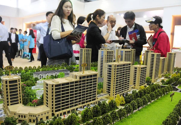 2014年10月24日 中国东部浙江省杭州市举行的房地产交易会上 中国购房者正在查看住宅公寓楼的模型 — 图库照片