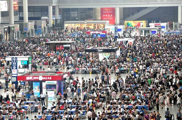 Passagerare Som Överförs Från Hongqiaos Internationella Flygplats Grund Flyg Försenas — Stockfoto