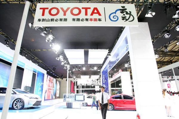Empleado Chino Visto Stand Toyota Durante 2014 Pudong Exposición Internacional — Foto de Stock
