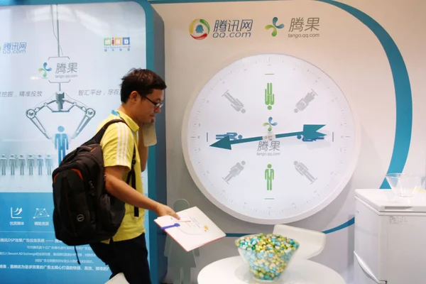 Visitante Passa Pelo Estande Com Tencent Durante 11A China Digital — Fotografia de Stock