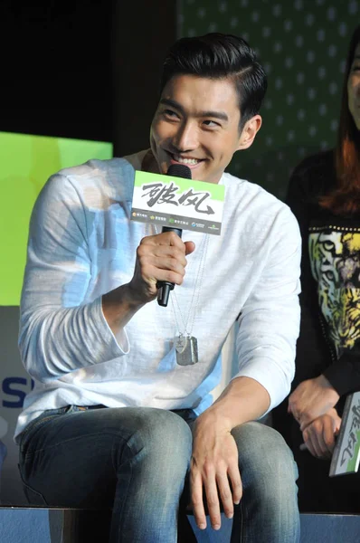 Der Südkoreanische Schauspieler Choi Won Lächelt Während Einer Pressekonferenz Seinem — Stockfoto