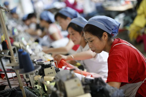 Lavoratrici Cinesi Cuciono Vestiti Esportare Corea Del Sud Una Fabbrica — Foto Stock