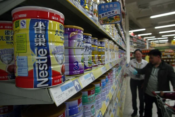 Банки Nestle Молочной Мощности Продаются Супермаркете Шанхае Китай Апреля 2011 — стоковое фото