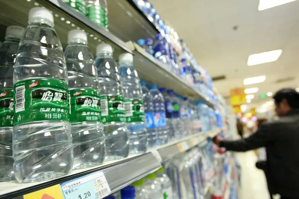 Bottiglie Acqua Purificata Cestbon Sono Vendita Supermercato Shanghai Cina Maggio — Foto Stock