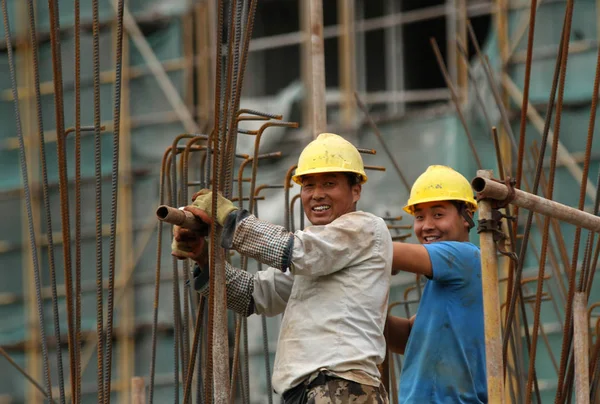 出稼ぎ労働者は 2014年9月14日 中国東部江蘇省華安市の建設現場で鉄筋を拘束する — ストック写真