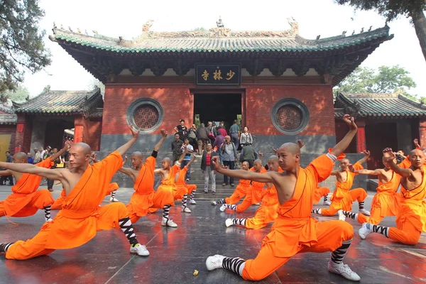 File Monks Utför Kamp Sporter Kung Presentation Vid Shaolin Temple — Stockfoto