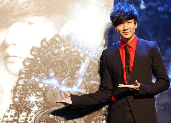 シンガポールの歌手 の林は 2013 日北京 彼のコンサートの記者会見でポーズします — ストック写真