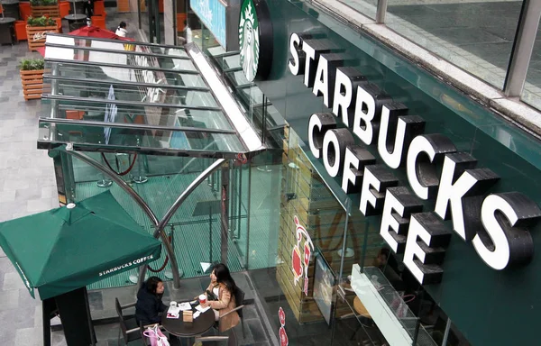 Két Ügyfél Látható Egy Starbucks Kávézóban Sanghajban Kína Január 2012 — Stock Fotó