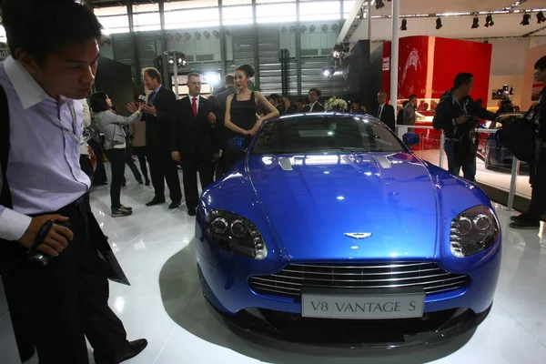 Visitors Look Aston Martin Vantage Auto Show Shanghai China April — Stock Photo, Image