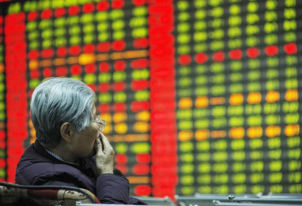 Chiński Inwestor Patrzy Ceny Akcji Zielona Cena Spada Domu Maklerskiego — Zdjęcie stockowe