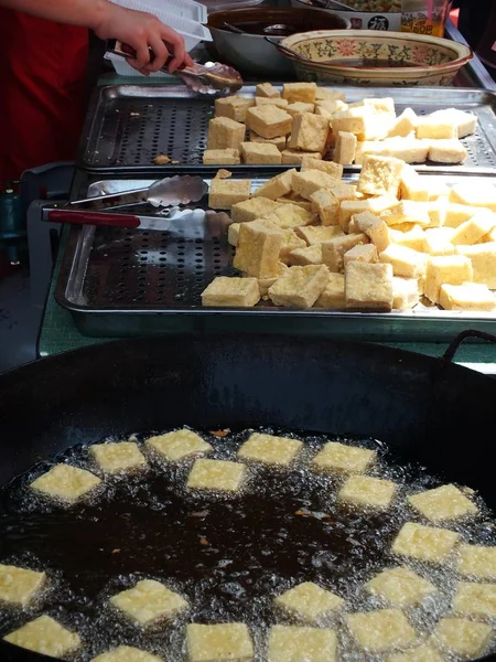 Dostawcy Frytki Sfermentowane Tofu Stinky Tofu Stoisku Podczas Targów Żywności — Zdjęcie stockowe