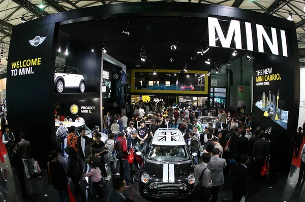 Visitantes São Vistos Estande Mini Cooper Durante Uma Exposição Automóveis — Fotografia de Stock