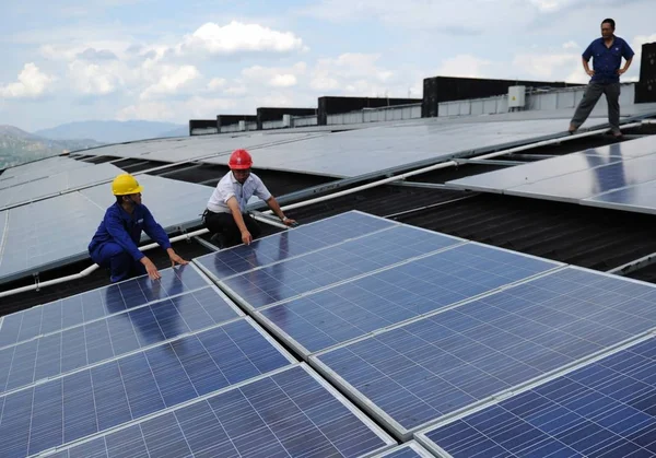 Des Techniciens Vérifient Des Panneaux Solaires Sur Toit Panzhihua Dans — Photo