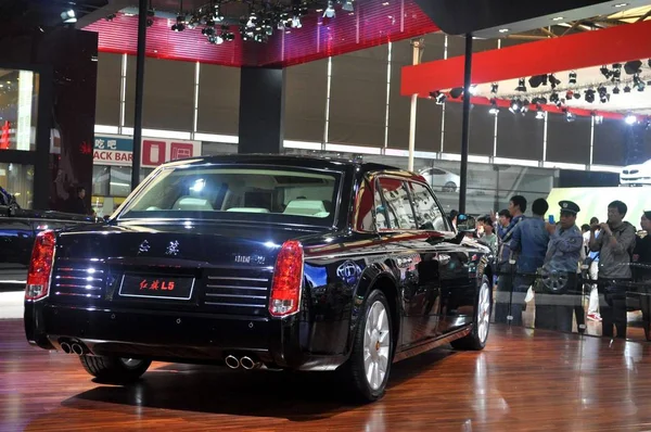 Visitors Look Hongqi Stand Hongqi Automobile Exhibition Shanghai China April — Stock Photo, Image