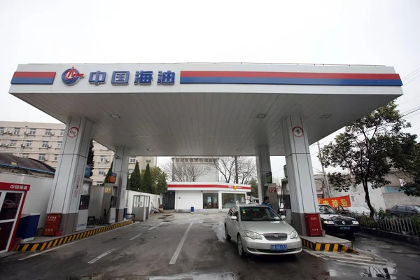 Funcionário Reabastece Carro Posto Gasolina Cnooc China National Offshore Oil — Fotografia de Stock