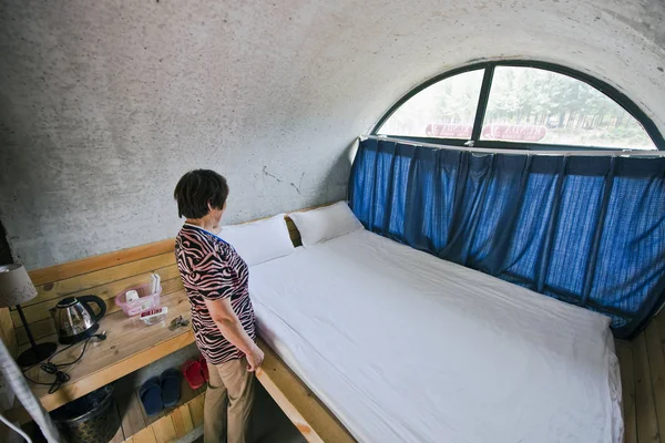 Ένας Κινέζος Εργαζόμενος Φτιάχνει Κρεβάτι Ένα Ξενοδοχείο Δωμάτιο Κατασκευασμένο Από — Φωτογραφία Αρχείου