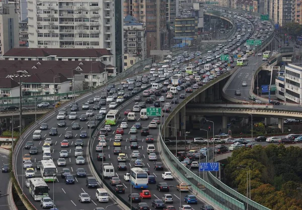 Massa Voertuigen Bewegen Traag Tijdens Een Verkeersopstopping Verhoogde Binnenring Shanghai — Stockfoto