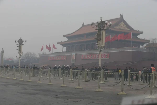 Tourists Visit Tiananmen Rostrum Heavy Smog Beijing China March 2014 — Stock Photo, Image