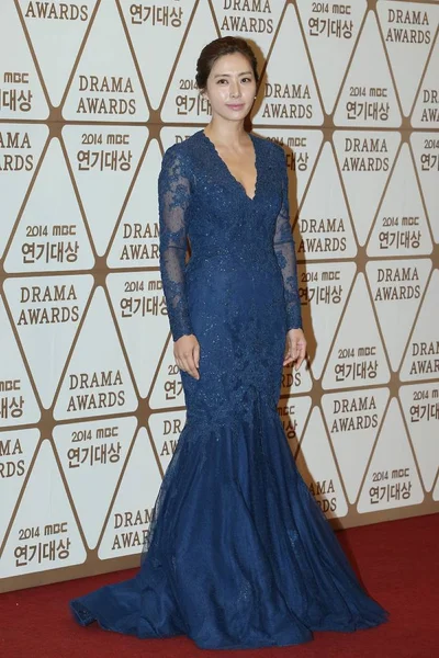 2014 2014 Mbc ドラマ賞ソウル 南朝鮮の到着すると赤いカーペットの上歌ユナ韓国女優のポーズします — ストック写真