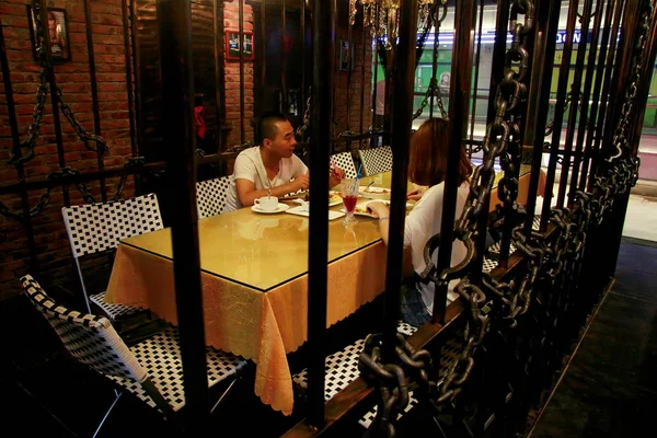 Les Clients Dînent Dans Une Salle Manger Premier Restaurant Sur — Photo