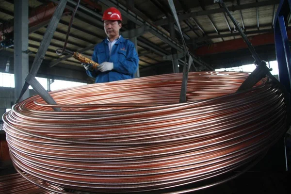 Čínský Dělník Výtahy Měděných Trubek Měděné Produktové Továrny Nantong City — Stock fotografie