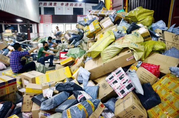 Los Trabajadores Chinos Clasifican Paquetes Mayoría Los Cuales Son Compras —  Fotos de Stock