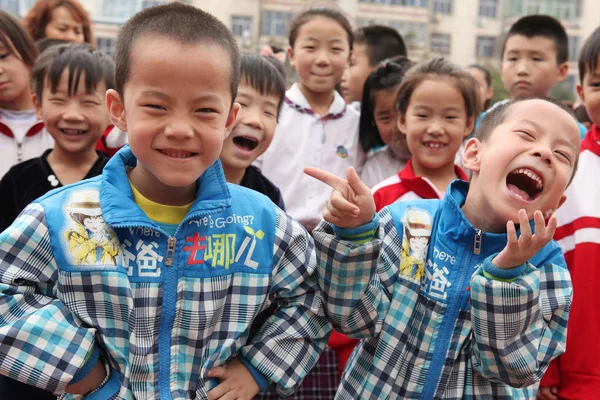 Набор Мальчиков Близнецов Смеются Над Лингбао Начальная Школа Городе Линбао — стоковое фото