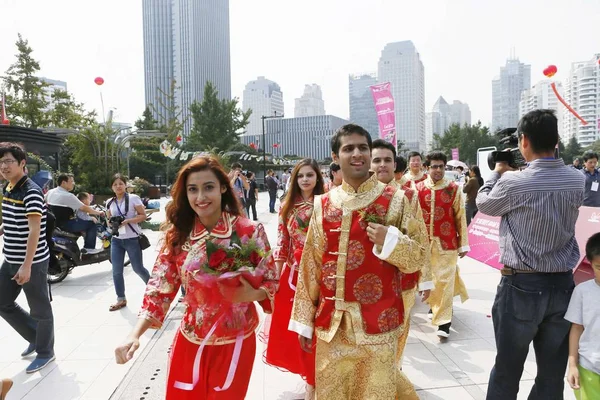 伝統的な中国の衣装を着た新婚夫婦のカップルは 2014年10月6日 中国東部の浙江省杭州市の西湖で集合結婚式に参加します — ストック写真