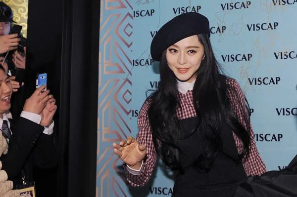 Die Chinesische Schauspielerin Fan Bingbing Rechts Winkt Bei Ihrer Ankunft — Stockfoto