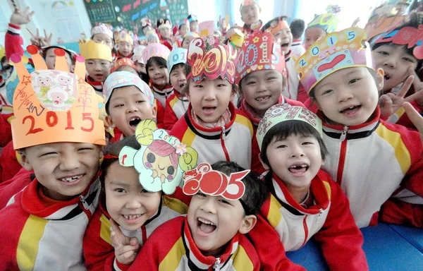 Young Students Wearing Paper Headwears Signs 2015 Celebrate New Year — Stock Photo, Image