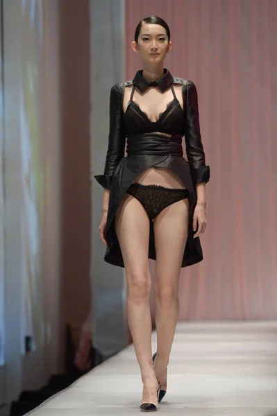 Mannequin Présente Une Nouvelle Création Défilé Lingerie Eve Lors Fashion — Photo