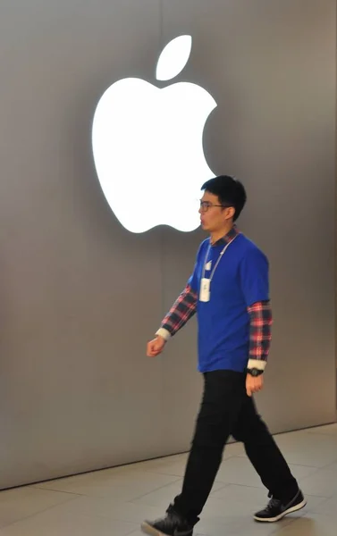Angajat Chinez Trece Lângă Semnal Apple Magazin Autorizat Din Shanghai — Fotografie, imagine de stoc