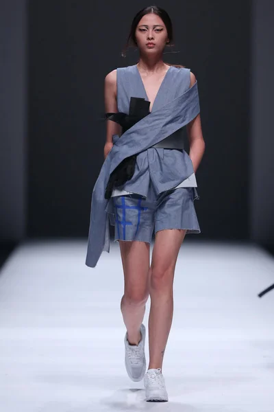 Modell Visar Skapelse Designad Wang Haizhen Haizhen Wang Modevisning Shanghai — Stockfoto