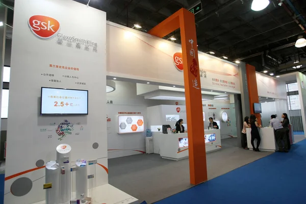 Pessoas Visitam Stand Glaxosmithkline Gsk Durante Uma Exposição Xangai China — Fotografia de Stock