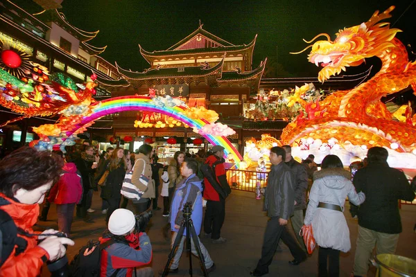 Visitantes Assistem Lanternas Jardim Yuyuan Xangai China Janeiro 2012 — Fotografia de Stock