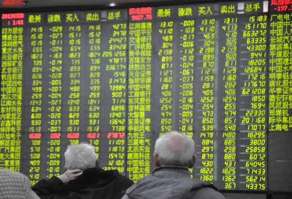 Chinese Investors Look Prices Shares Red Price Rising Green Price — Stock Photo, Image