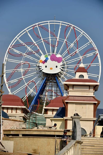 Ferris Kerék Egyéb Konstrukciók Épülnek Hello Kitty Vidámpark Építés Alatt — Stock Fotó