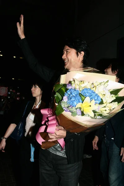 日本演员兼歌手福山正春抵达中国香港机场时挥手致意 2013年6月26日 — 图库照片