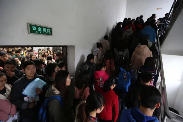 2014년 11월 30일 장쑤성 난징시에서 2015 공무원 시험에 참석하기 시험장에 — 스톡 사진