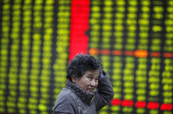 Eine Chinesische Anlegerin Schaut Besorgt Auf Die Aktienkurse Einem Börsenmaklerhaus — Stockfoto