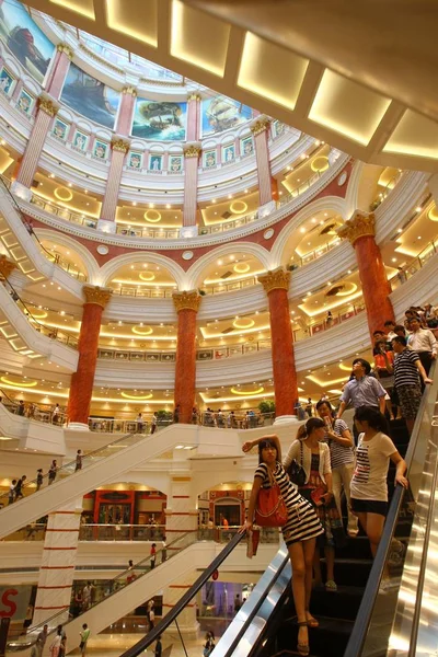 Πελάτες Που Επισκέπτονται Λιμάνι Παγκόσμιο Εμπορικό Κέντρο Στη Σαγκάη Της — Φωτογραφία Αρχείου