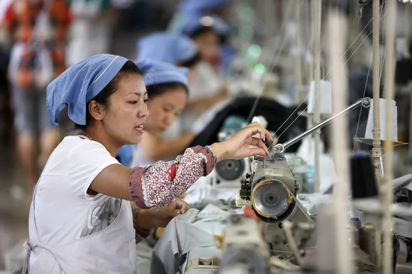 Vrouwelijke Chinese Arbeiders Naaien Kleren Een Kledingfabriek Huaibei City East — Stockfoto