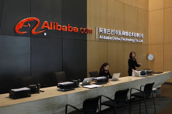 Chińskich Pracowników Recepcji Siedzibie Alibaba Chiny Technology Ltd Hangzhou City — Zdjęcie stockowe