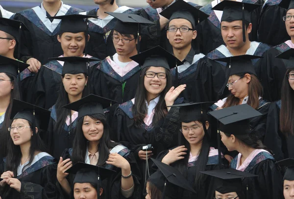 2013年5月24日 在中国山西省西北部太原市山西大学举行的摄影会上 身着学术服装的中国毕业生 — 图库照片