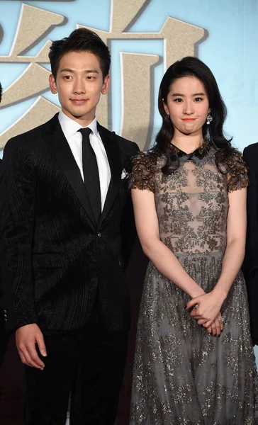 Cantante Attore Sudcoreano Rain Sinistra Attrice Cinese Liu Yifei Posano — Foto Stock