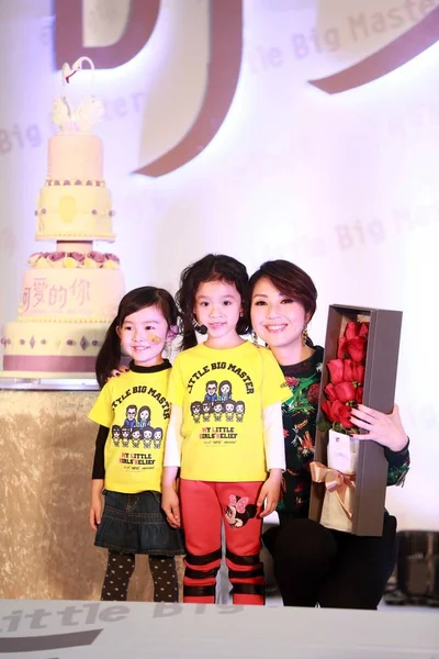 Hong Kong Actress Miriam Yeung Right Poses Two Children Press — Stock Photo, Image